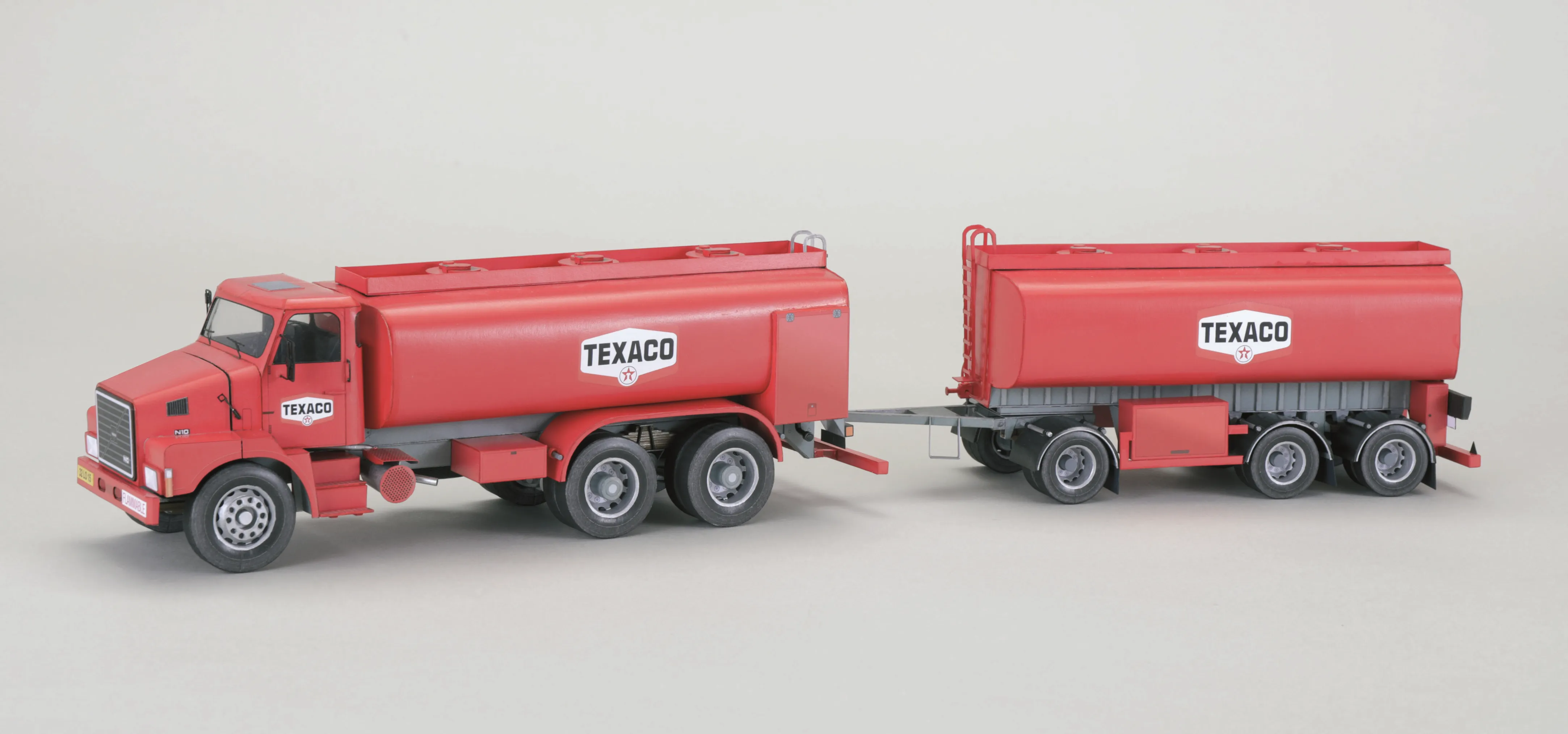 VOLVO N10 s cisternovým prívesom TEXACO